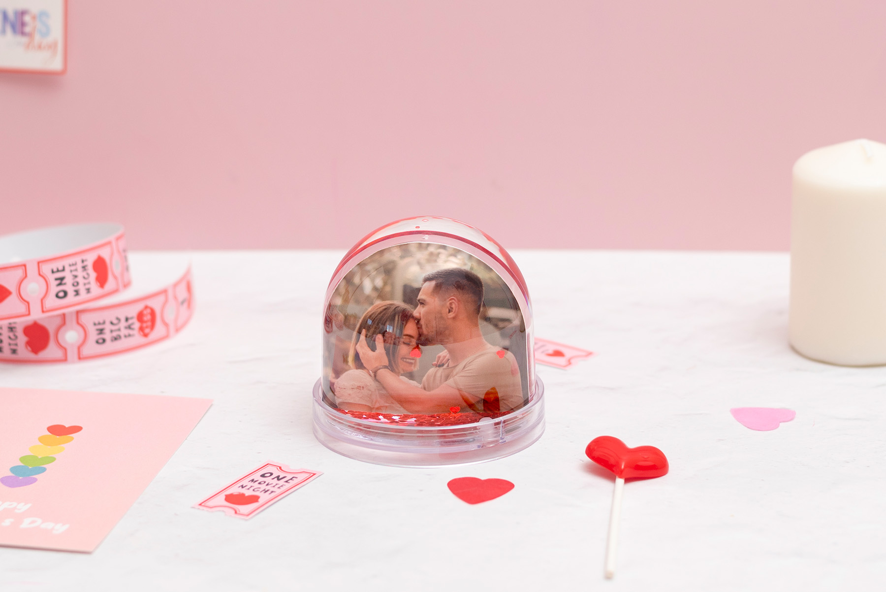 bola de corazones 2 Bola de nieve con corazones flotando en su interior