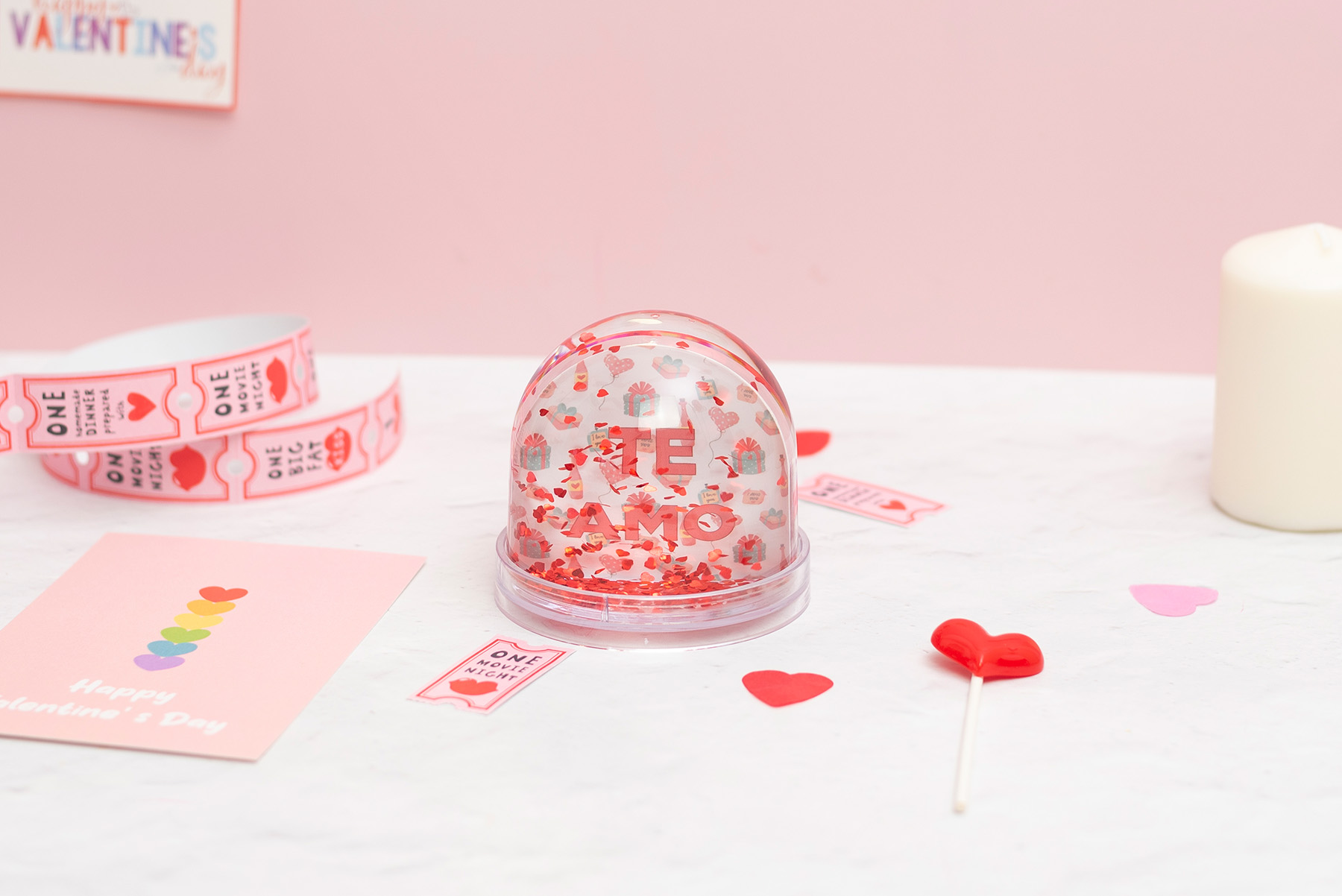 bola de corazones 3 Bola de nieve con corazones flotando en su interior