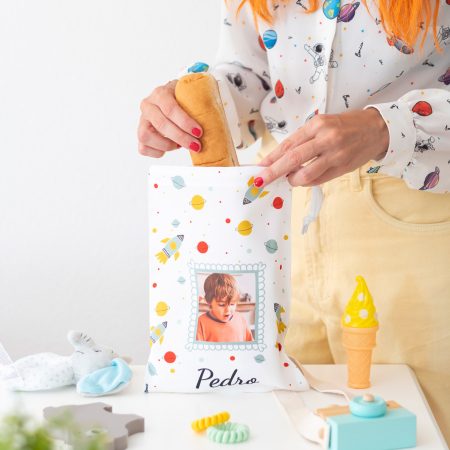 Bolsa de almuerzo personalizada con foto y nombre. Tiene un diseño del espacio. Puedes elegir entre varios modelos