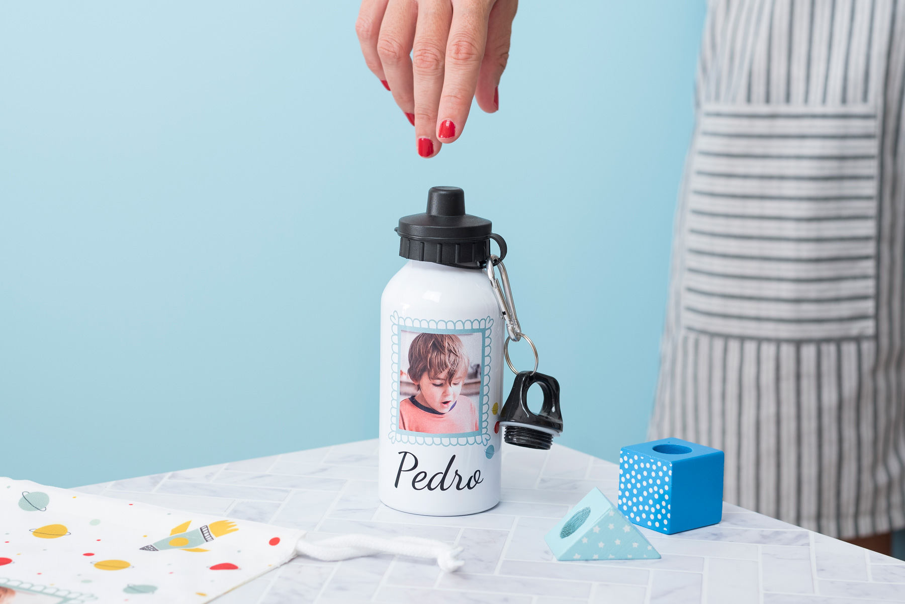 botella-infantil-personalizada-aluminio-400-ml Botella infantil personalizada de 400 ml. con doble tapón. Diseño del espacio con su foto y nombre