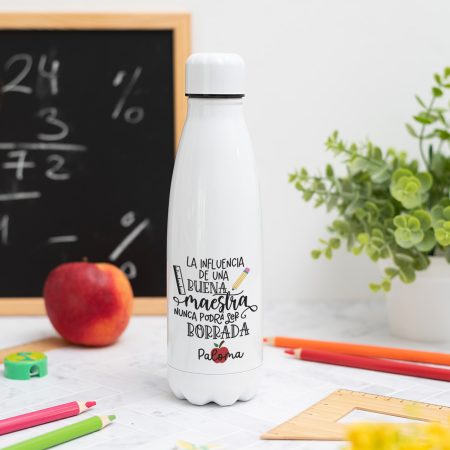 Botella personalizada con mensaje 'La influencia de una buena maestra nunca podrá ser borrada', nombre de la profesora, curso y nombres de los niños en el reverso