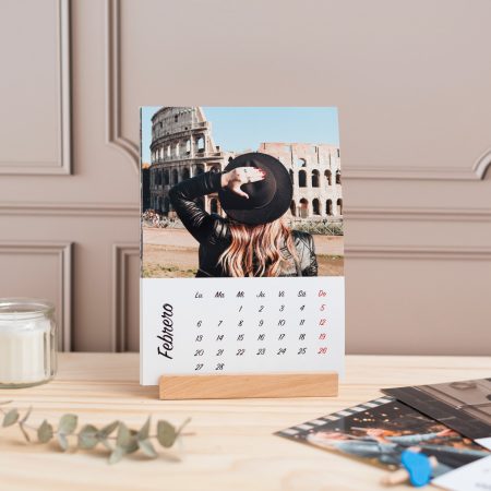 Calendario de mesa con soporte de madera. Laminas tamaño 13x18 cm