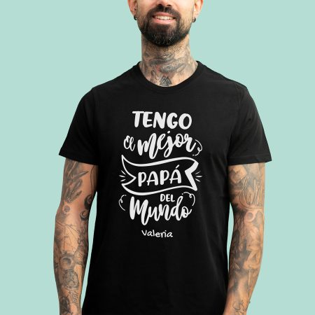 Camiseta negra personalizada con el texto 'Tengo el mejor papá del mundo' y con el nombre que desees.