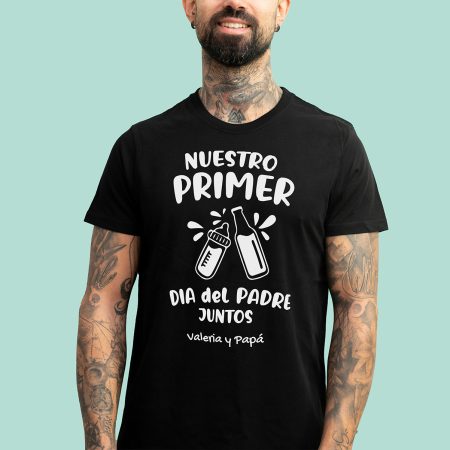 Camiseta negra personalizada con el texto 'Nuestro primer Día del Padre juntos' y el nombre que elijas.