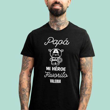 Camiseta negra con la frase 'Papá, mi héroe favorito', adornada con un dibujo de un superhéroe y personalizada con el nombre que elijas.