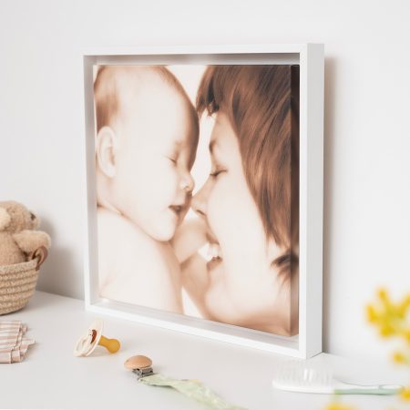 Lienzo enmarcado con moldura blanca tamaño 30x30 cm.