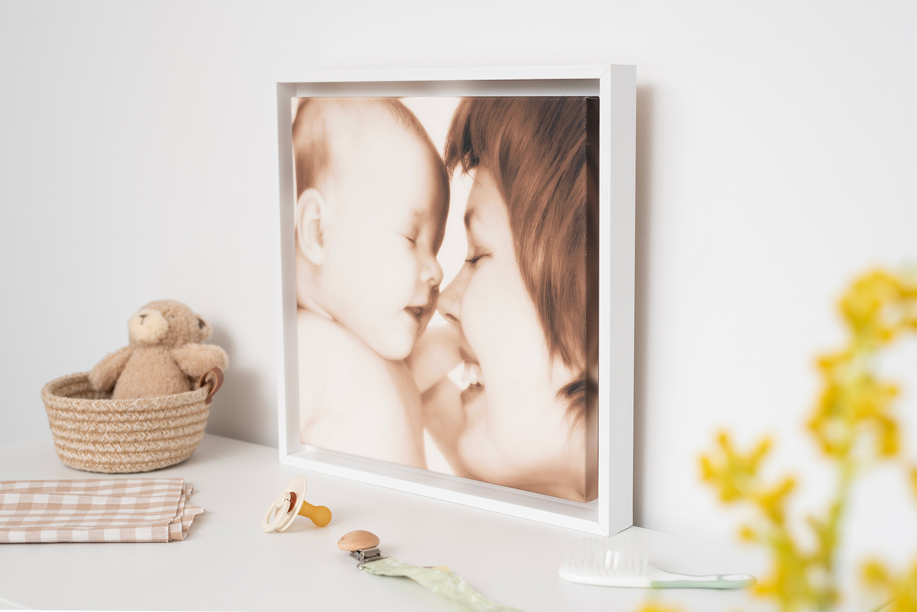 Lienzo enmarcado 30x30 cm. Lienzo enmarcado con moldura blanca tamaño 30x30 cm.