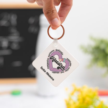 Llavero cuadrado personalizado con el texto Maestra y los adjetivos ‘Comprensiva, cariñosa, dedicada, confiable, cálida, leal y amable', nombre de la profesora, curso y nombres de los niños en el reverso