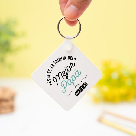 Llavero personalizado cuadrado de plástico con la frase "Familia del mejor papá" en un lado y una foto en el otro.