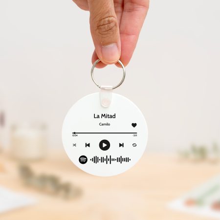 Llavero redondo personalizado con código Spotify, título de la canción y nombre del artista en un lado, y una imagen personalizada en el otro.