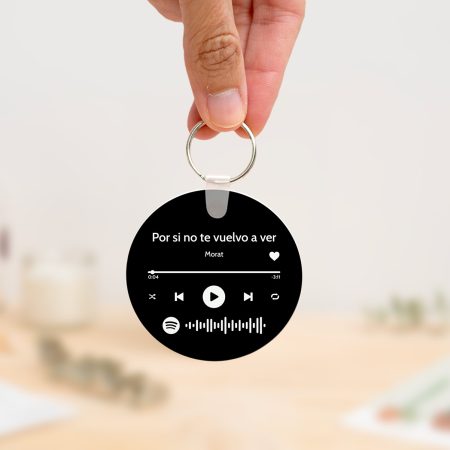 Llavero redondo personalizado con código Spotify, título de la canción y nombre del artista en un lado, y una imagen personalizada en el otro.