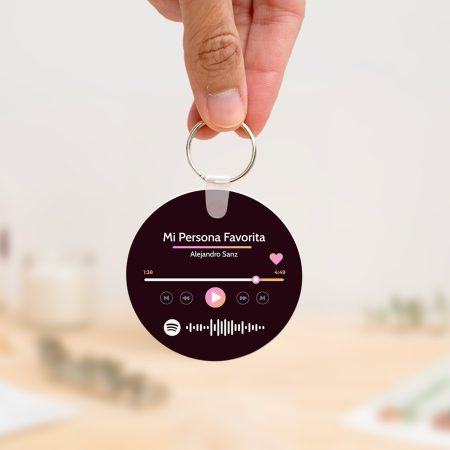 Llavero redondo personalizado con código Spotify, título de la canción y nombre del artista en un lado, y una imagen personalizada en el otro.