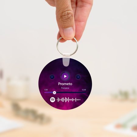Llavero redondo personalizado con c贸digo Spotify, t铆tulo de la canci贸n y nombre del artista en un lado, y una imagen personalizada en el otro.