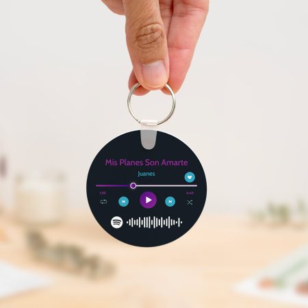 Llavero redondo personalizado con c贸digo Spotify, t铆tulo de la canci贸n y nombre del artista en un lado, y una imagen personalizada en el otro.
