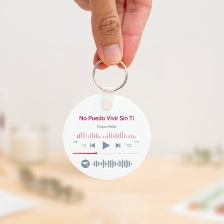 Llavero redondo personalizado con c贸digo Spotify, t铆tulo de la canci贸n y nombre del artista en un lado, y una imagen personalizada en el otro.