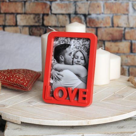 Marco de temática enamorados en rojo para foto 10x15 cm con la palabra 'Love' en relieve