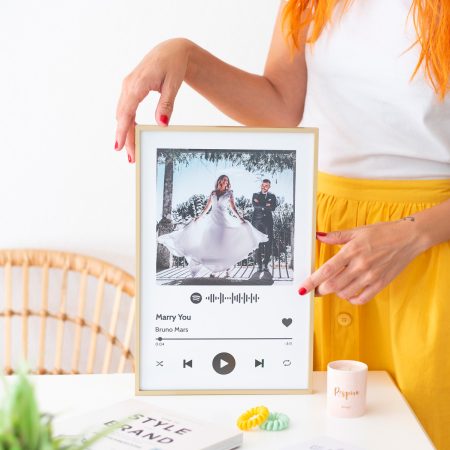 Marco personalizado con canción Spotify. Moldura dorada