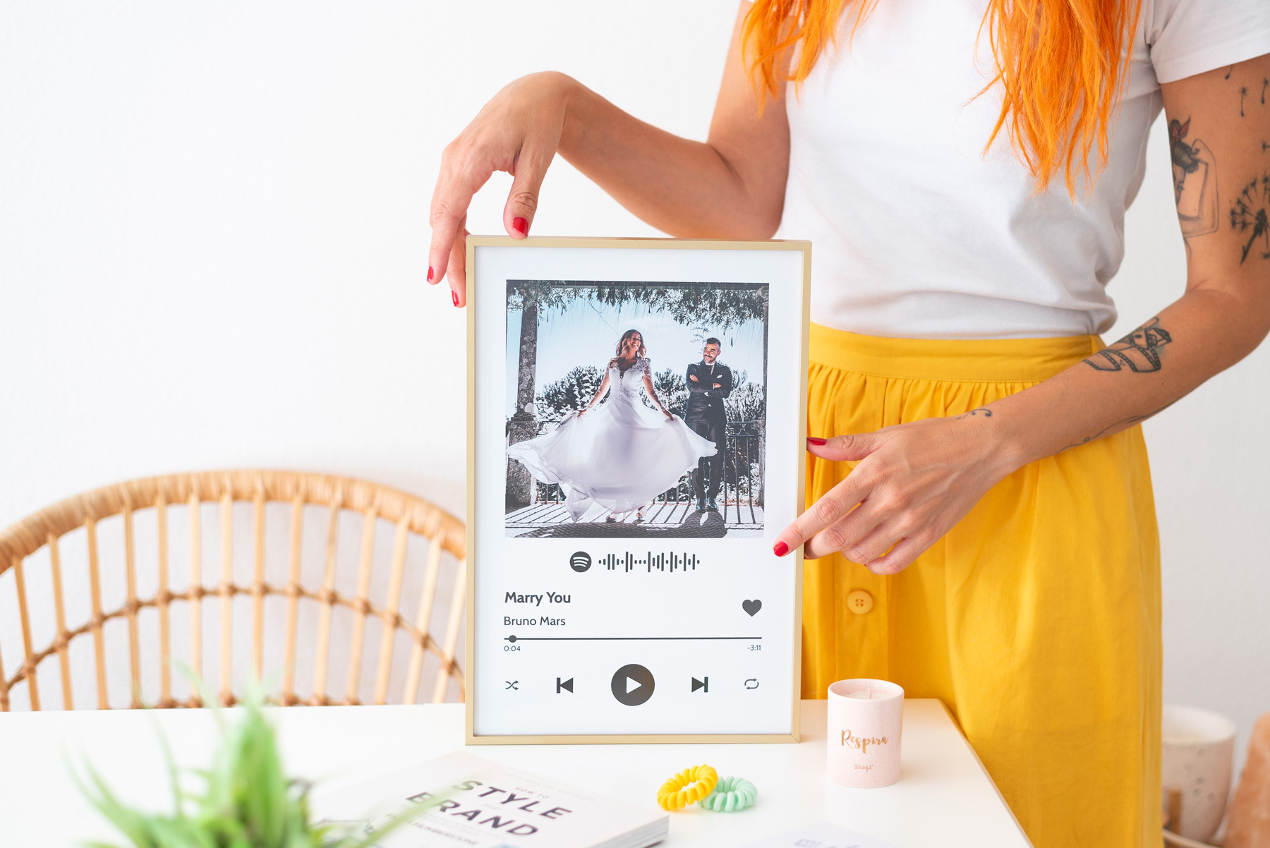 marco-personalizado-cancion Marco personalizado con canción Spotify. Moldura dorada
