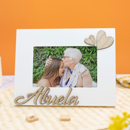 Marco portafotos blanco con la palabra "Abuela" en relieve de madera