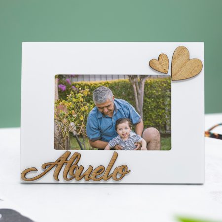 Marco portafotos blanco con la palabra "Abuelo" en relieve de madera