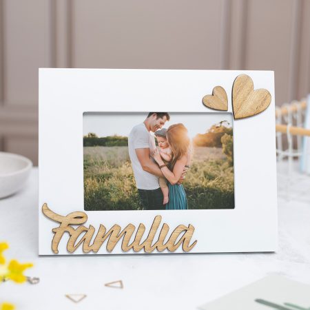 Marco portafotos blanco con la palabra "Familia" en relieve de madera