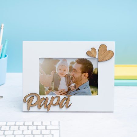 Marco portafotos blanco con la palabra "Papá" en relieve de madera