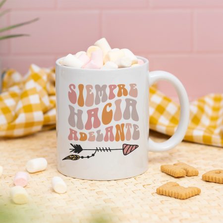 Taza de cerámica blanca con la frase motivadora "Siempre hacia delante"