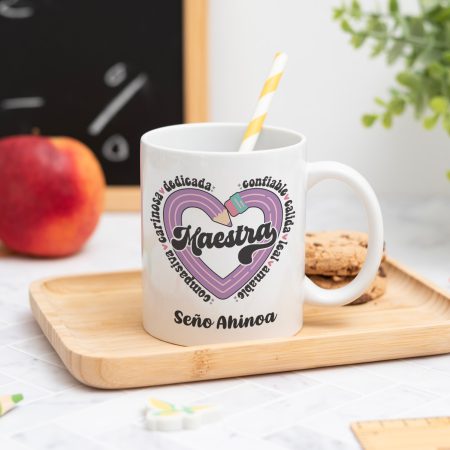 Taza personalizada con el texto Maestra y los adjetivos ‘Comprensiva, cariñosa, dedicada, confiable, cálida, leal y amable', nombre del profesor, curso y nombres de los niños en el reverso