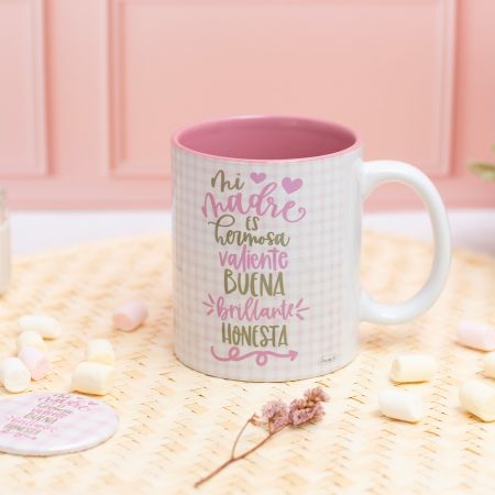 Taza de cerámica con interior blanco, personalizada con la frase "Mi madre es hermosa, valiente, buena, brillante, honesta" y una foto.