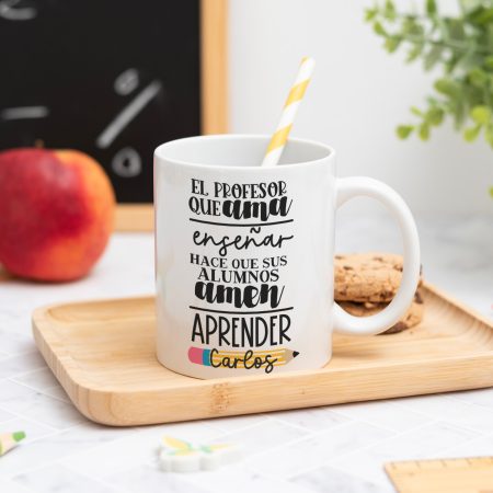 Taza personalizada con mensaje ‘El profesor que ama enseñar hace que sus alumnos amen aprender', nombre del profesor, curso y nombres de los niños en el reverso