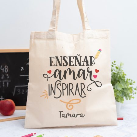 Tote bag personalizada con mensaje 'Enseñar, amar, inspirar', nombre de la profesora, curso y nombres de los niños en el reverso