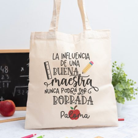 Tote bag personalizada con mensaje 'La influencia de una buena maestra nunca podrá ser borrada', nombre de la profesora, curso y nombres de los niños en el reverso